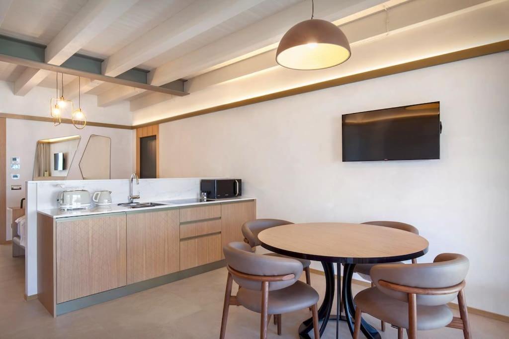 Villa Divina - Apt Prima Con Piscina E Vista Lago Кастеллетто-ди-Бренцоне Экстерьер фото