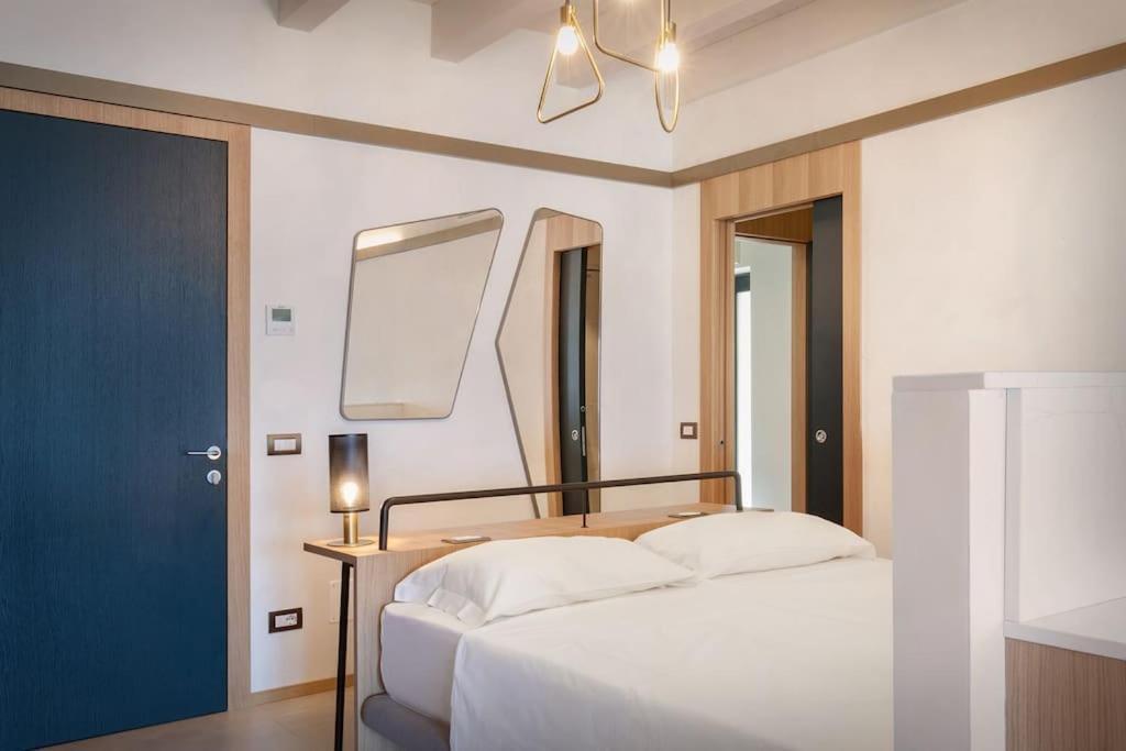 Villa Divina - Apt Prima Con Piscina E Vista Lago Кастеллетто-ди-Бренцоне Экстерьер фото